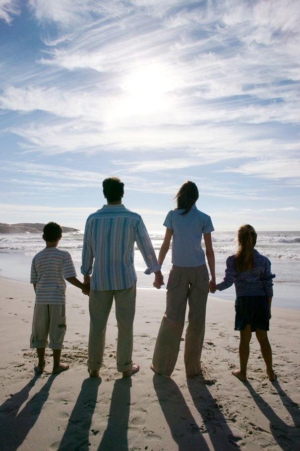 Bild på en familj vid stranden